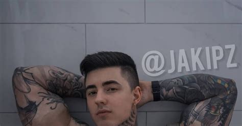 Visit the Jakipz OnlyFans page to drown in all the hot content you could image. It’s hard to resist. He teases some of his adult videos and photos on his Twitter feed (below) but the real action is on Jakipz OnlyFans. Subscribe to his uncensored content and you’ll see why he’s so damn popular.